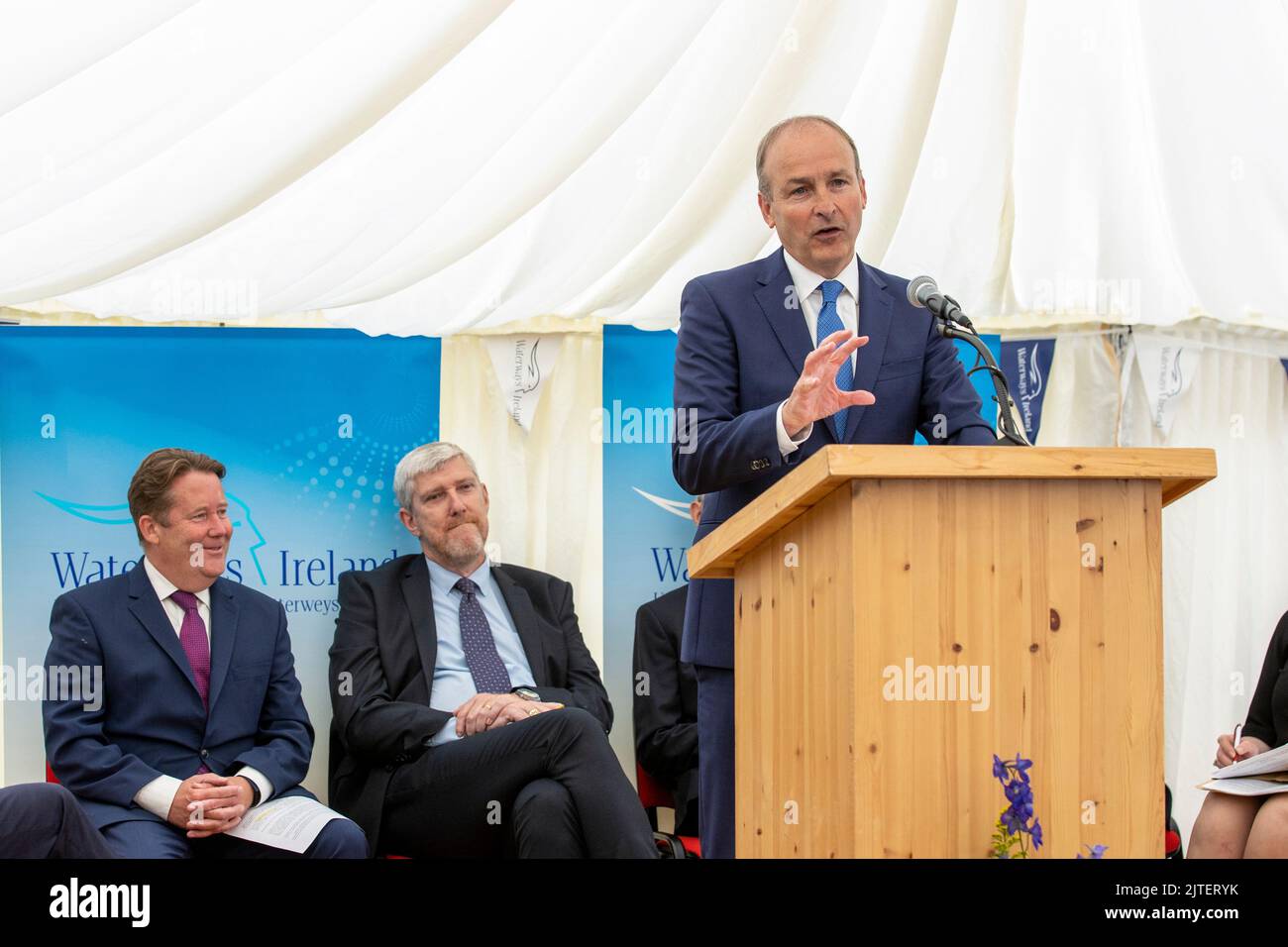 Taoiseach Micheal Martin TD parlando durante la posa della pietra di fondazione per segnare l'inizio dei lavori sulla fase 2 del progetto di restauro del canale Ulster, presso Ulster Canal Stores, Clones, Co. Monaghan. Data immagine: Martedì 30 agosto 2022. Foto Stock