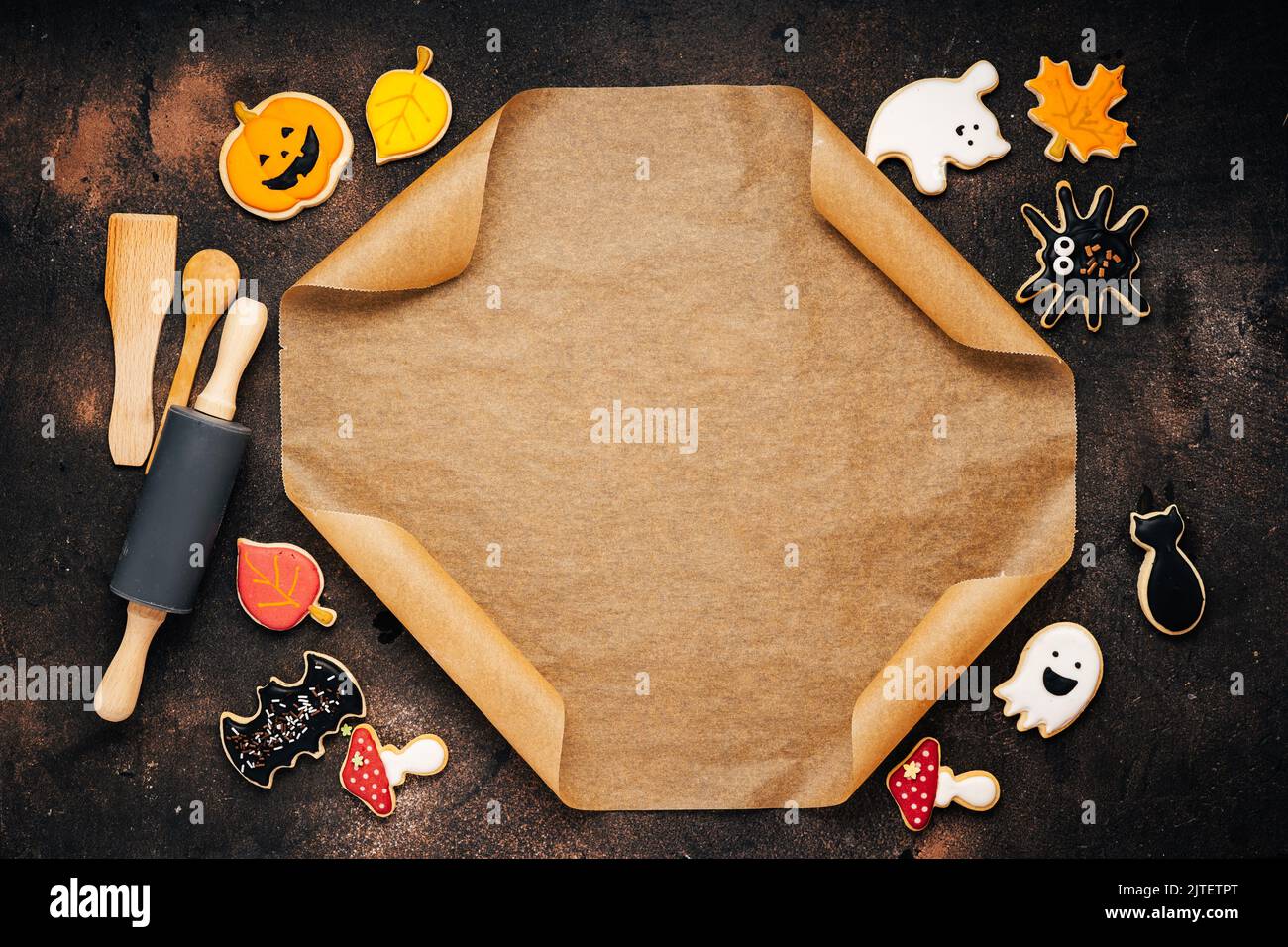 Il sostegno dei biscotti di Halloween mockup con lo spazio della copia su fondo marrone scuro. Concetto di ricetta Foto Stock