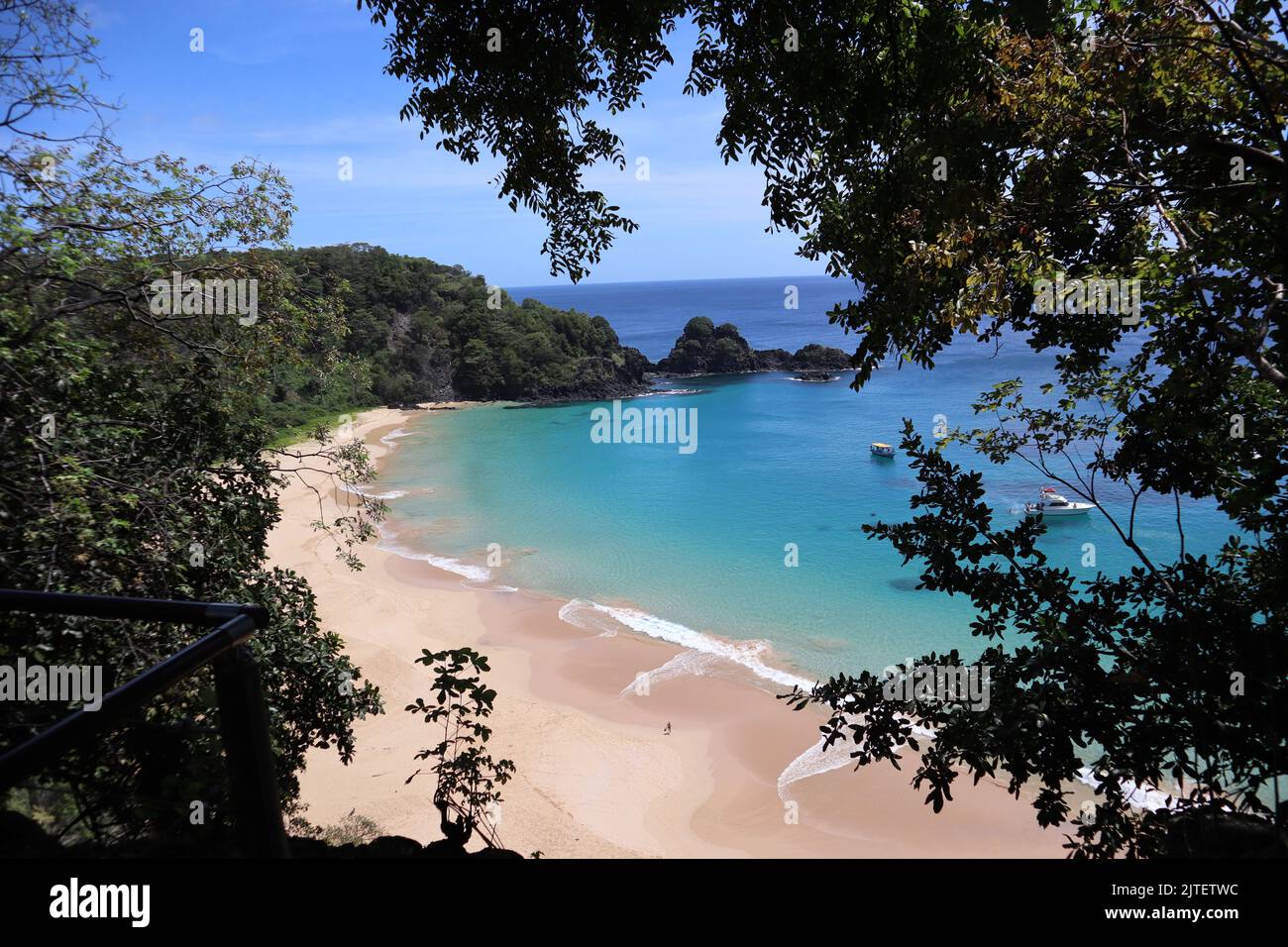 Spiaggia di Sancho, a Fernando de Noronhha, Brasile, con mare blu e cristaline e sabbia bianca, vista dalla collina Foto Stock