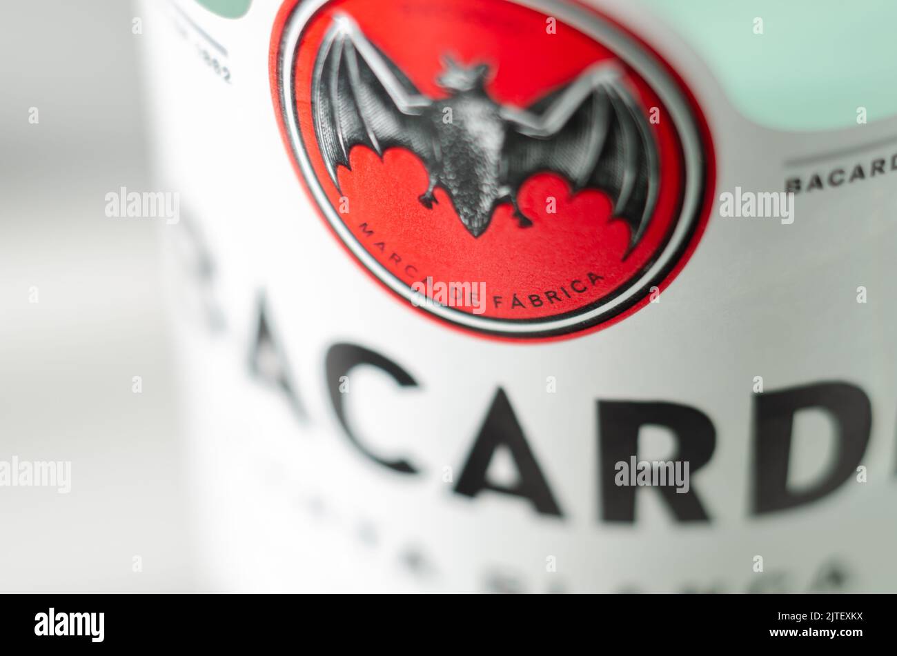 LONDRA, REGNO UNITO - 06 AGOSTO 2022 Bacardi carta Blanca, maturato in botti di rovere bianco americano e modellato attraverso una filtrazione pionieristica al carbone Foto Stock