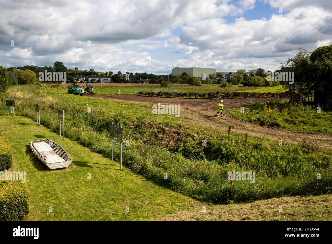 Canale e terra accanto ai negozi del canale Ulster, Clones, Co. Monaghan, dove sono iniziati i lavori sulla fase 2 del progetto di restauro del canale Ulster. Data immagine: Martedì 30 agosto 2022. Foto Stock