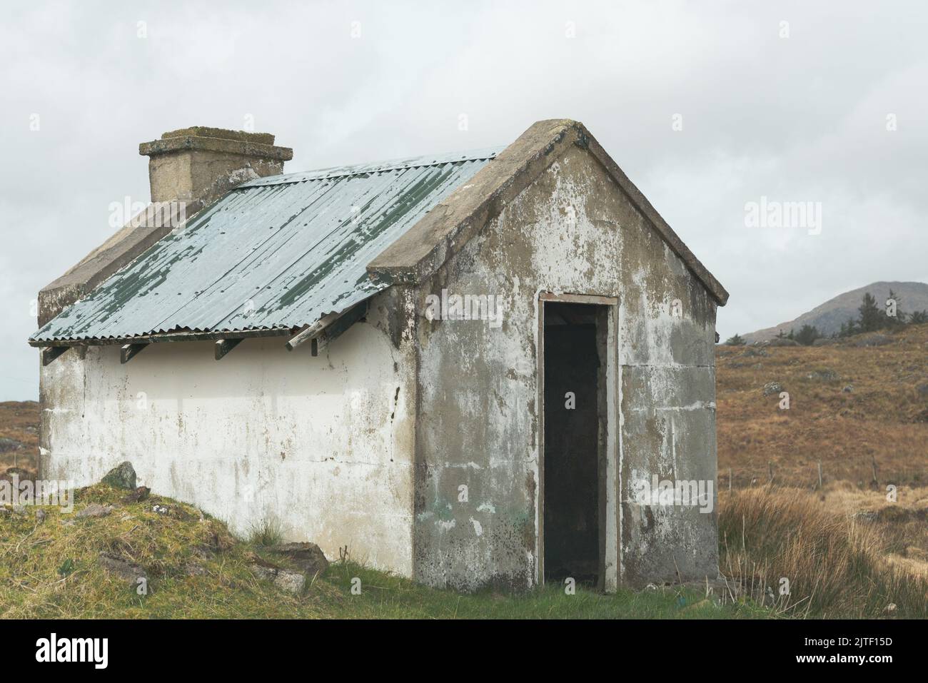 Vecchio cottage in affitto nella campagna irlandese. Foto Stock