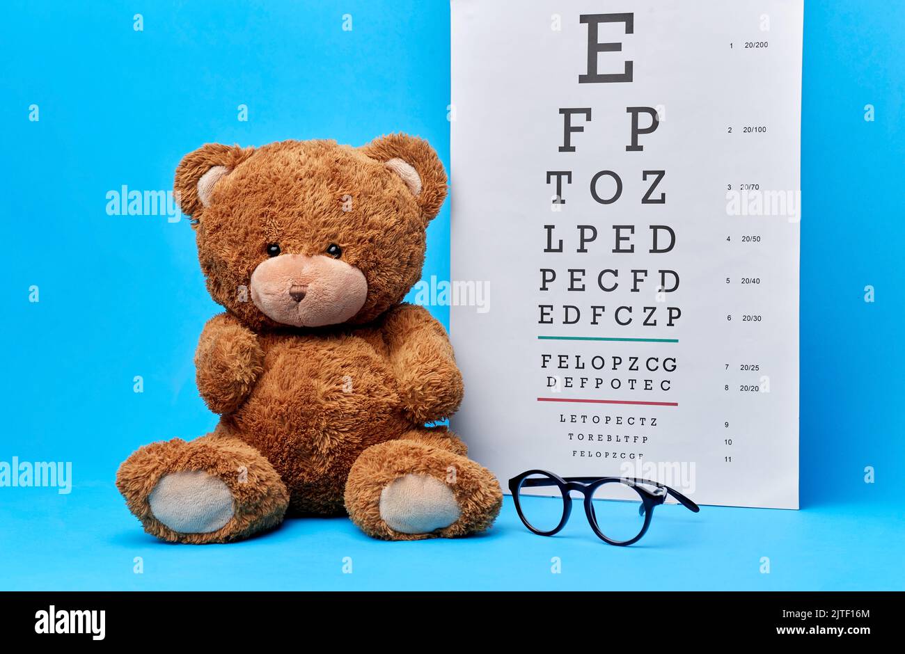 giocattolo orsacchiotto con occhiali e mappa degli occhi in blu Foto Stock