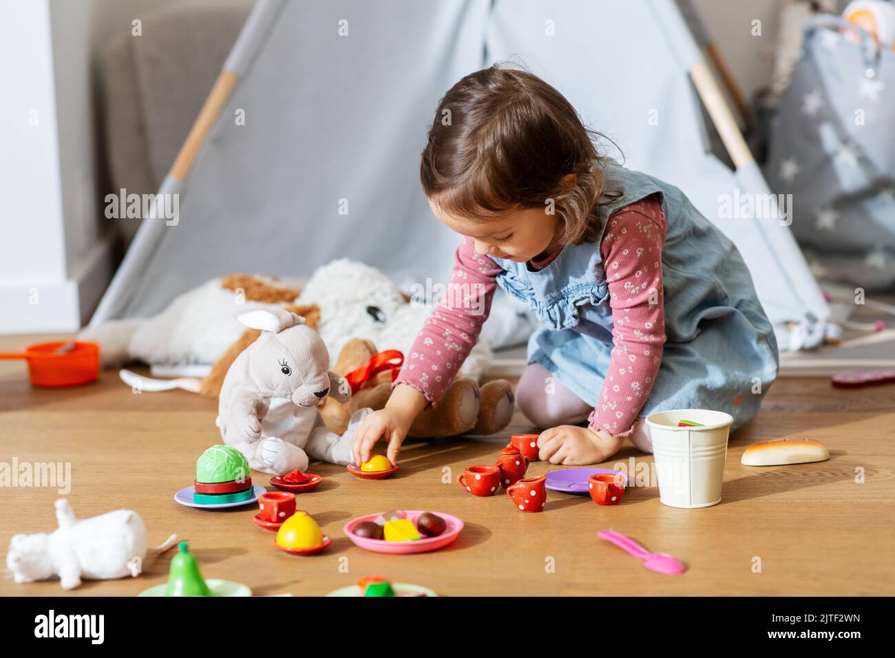bambina che gioca a una festa con i giocattoli a casa Foto Stock