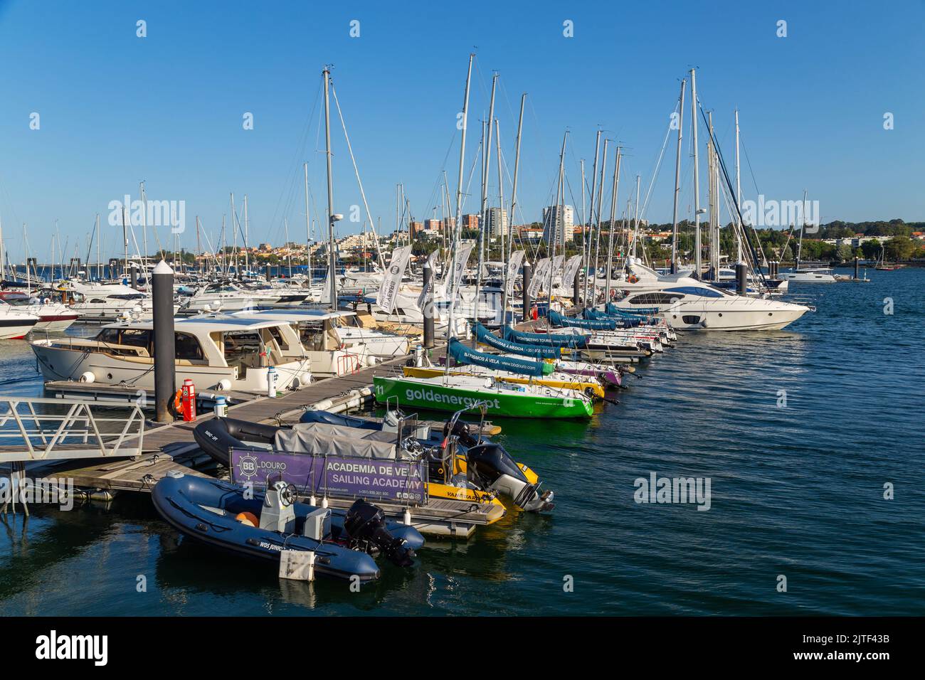 Porto, Portogallo - 7 luglio 2022: Douro Marina, piccole barche nel porto di Afurada all'uscita della foce del fiume Douro Foto Stock