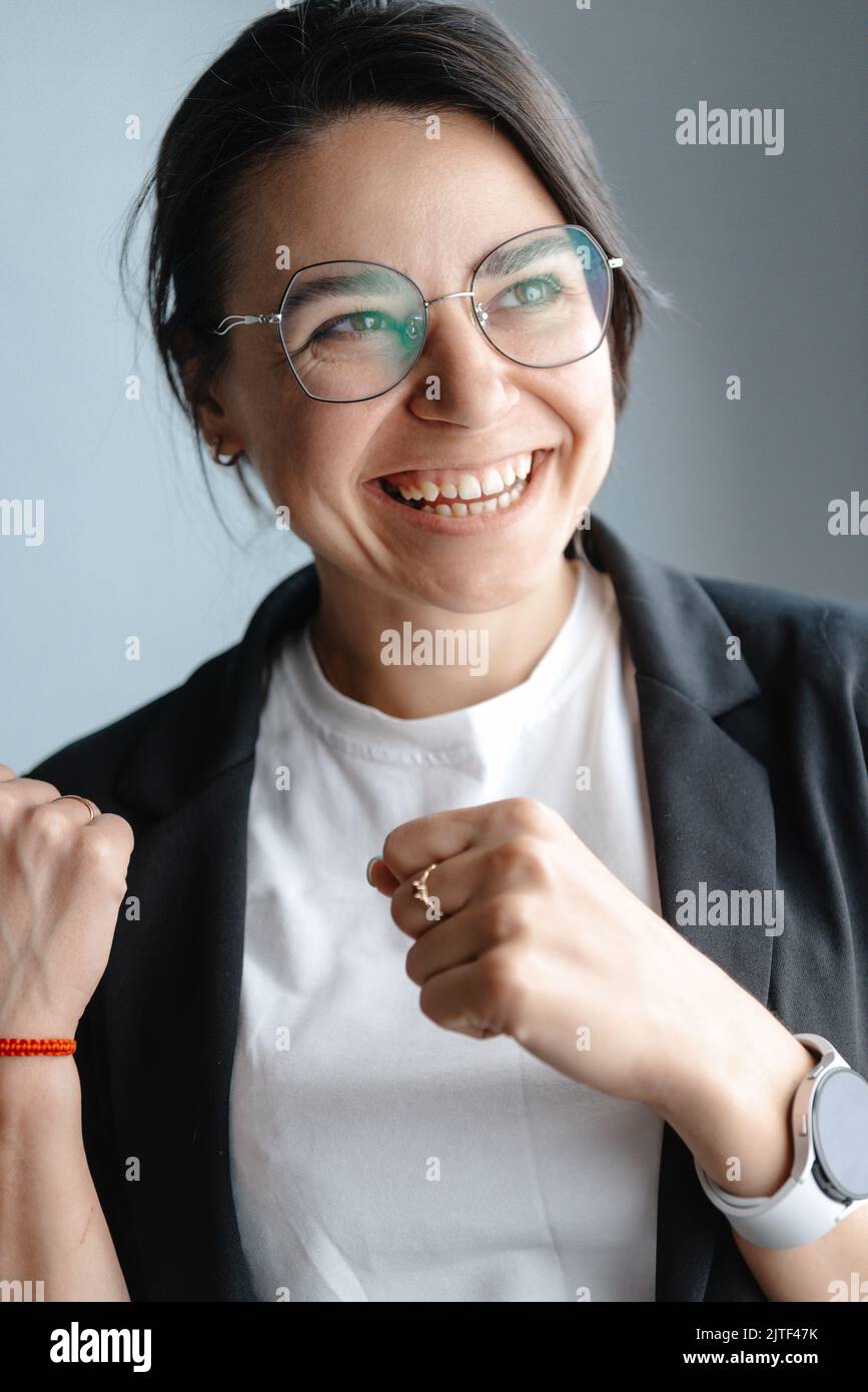 Ritratto di una giovane ragazza di razza mista - donna felice sorridente per la fotocamera - concetto della generazione Milleniale e multi-etnicità - Focus on the Foto Stock