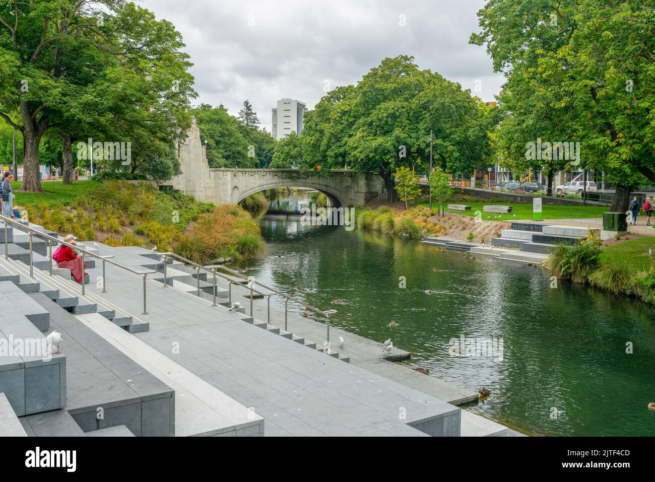 Christchurch, Nuova Zelanda - 21 gennaio 2018: Centro lungo il torrente che attraversa la città con anatre in acqua e scale per l'acqua Foto Stock