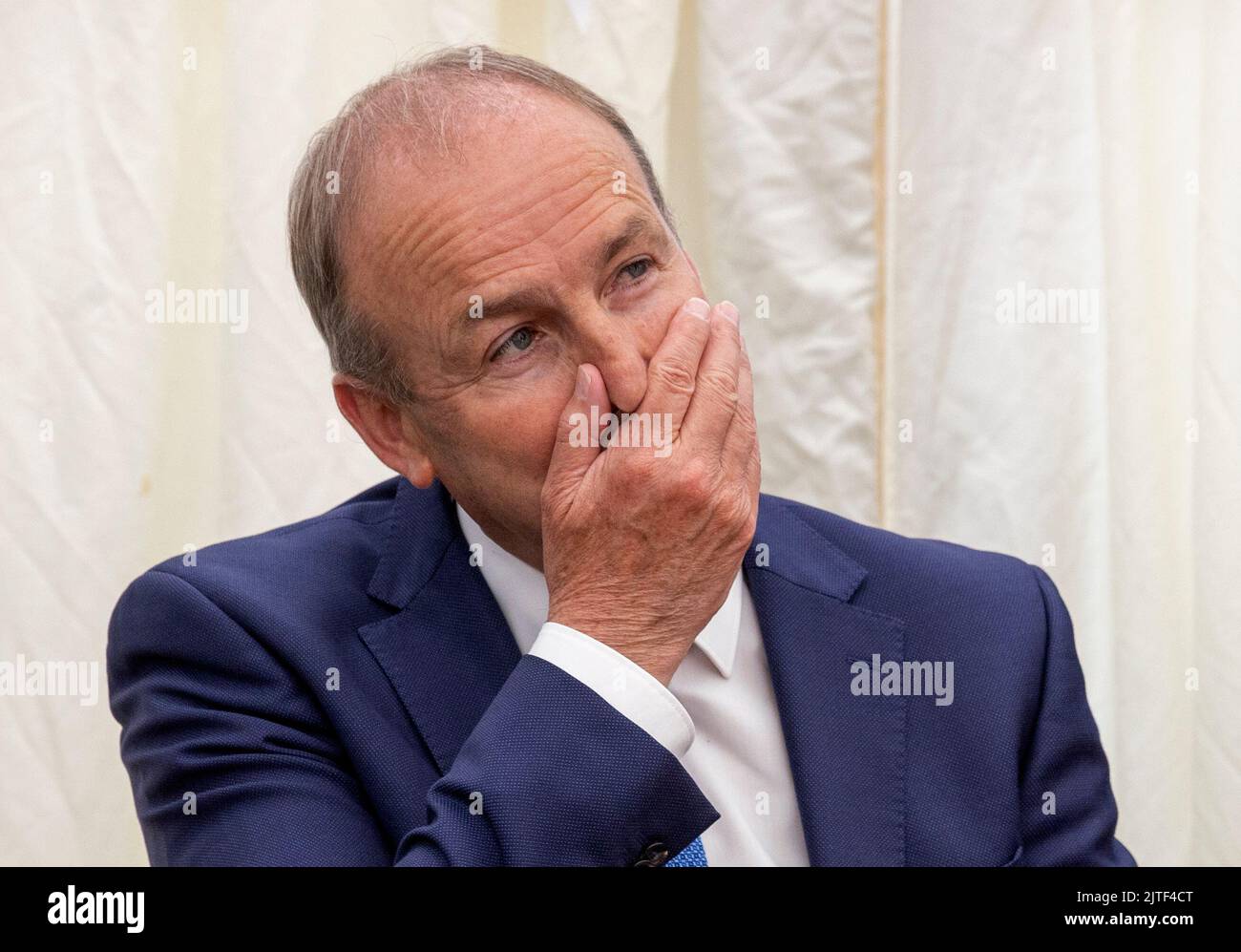 Taoiseach Micheál Martin TD durante la posa della cerimonia di fondazione della pietra per segnare l'inizio dei lavori sulla fase 2 del progetto di restauro del canale Ulster, presso Ulster Canal Stores, Clones, Co. Monaghan. Data immagine: Martedì 30 agosto 2022. Foto Stock