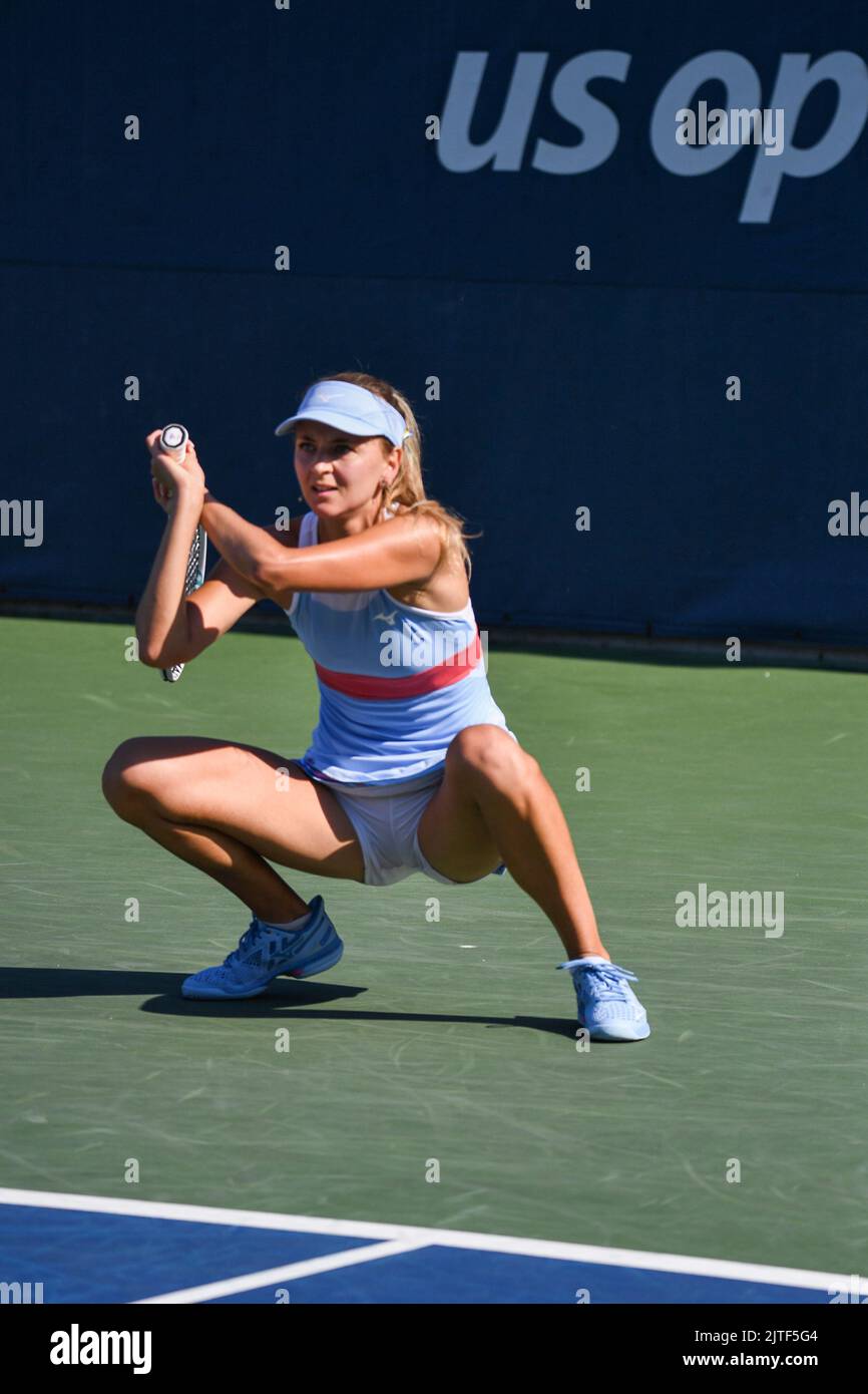 New York, Stati Uniti. 29th ago, 2022. Il belga Maryna Zanevska ha ritratto in azione durante la partita tra il belga Zanevska e l'americano Vandeweghe, nel primo round del torneo femminile di single, al torneo di tennis US Open Grand Slam, a Flushing Meadow, a New York City, USA, lunedì 29 agosto 2022. (Foto di Anthony Behar/Sipa USA) Credit: Sipa USA/Alamy Live News Foto Stock