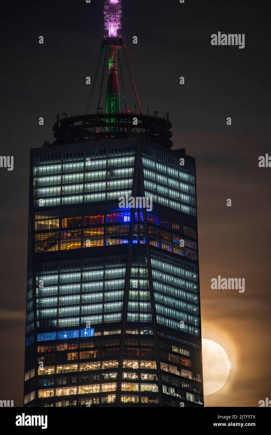 Una verticale del centro One World Trade di notte con una luna piena. Foto Stock