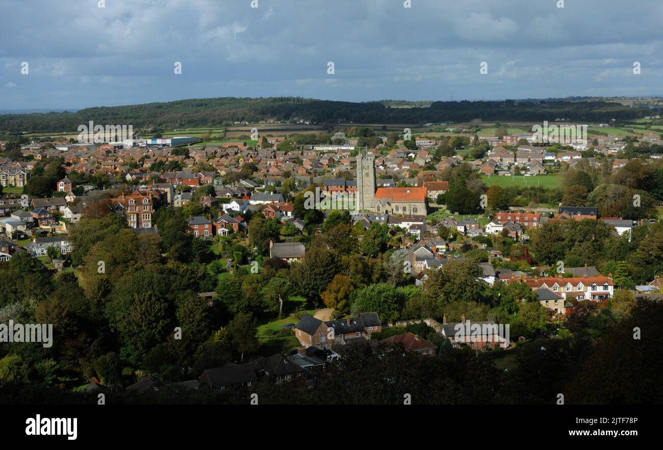 IL VILLAGGIO DI CARISBROOKE DAI BASTIONI DEL CASTELLO DI CARISBROOKE SULL'ISOLA DI WIGHT, DOVE RE CARLO 1ST FU IMPRIGIONATO PRIMA DELLA SUA ESECUZIONE NEL 1649. PIC MIKE WALKER, MIKE WALKER IMMAGINI, 2012 Foto Stock