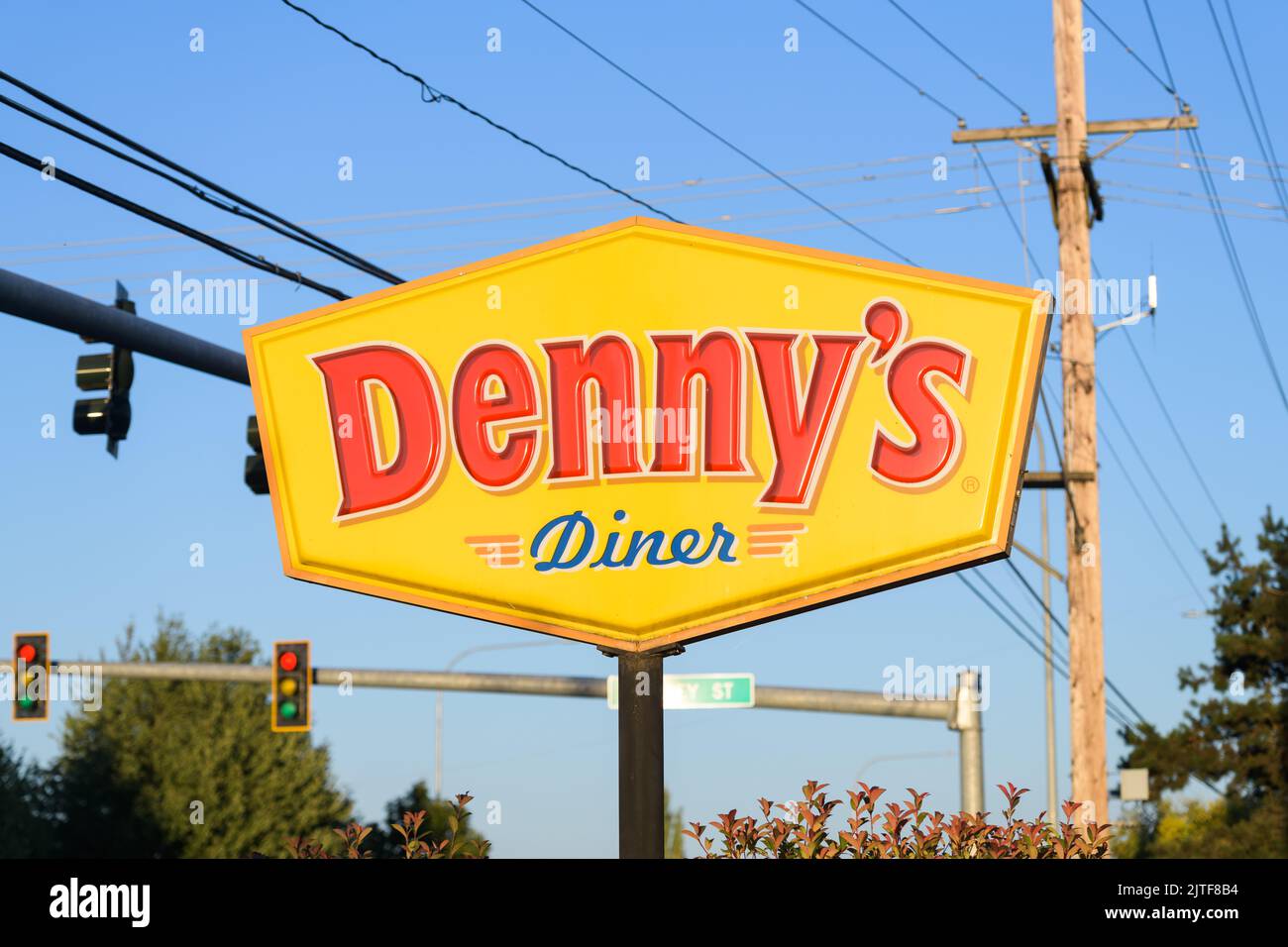 Monroe, WA, USA - 22 agosto 2022; messaggio per Denny's Diner nel bagliore del sole Foto Stock