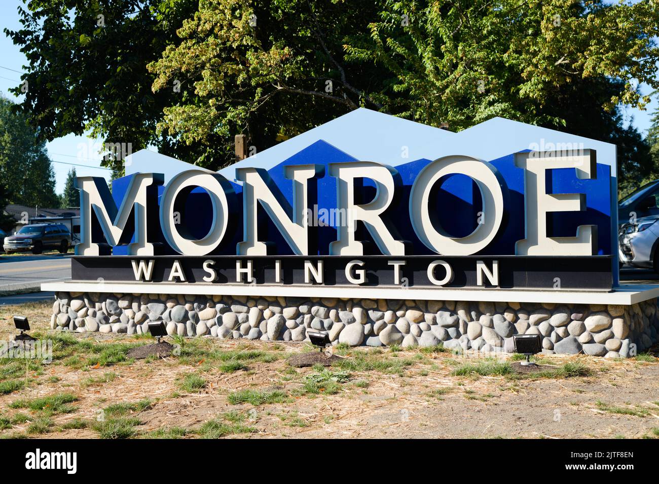 Monroe, WA, USA - 22 agosto 2022; segno moderno per Monroe Washington con grandi lettere in blocco e design blu Foto Stock
