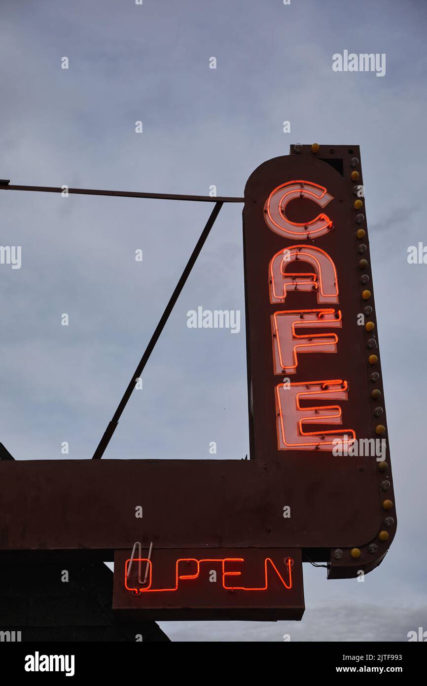 Vista dal basso dell'insegna al neon del caffè sulla Route 66 Foto Stock