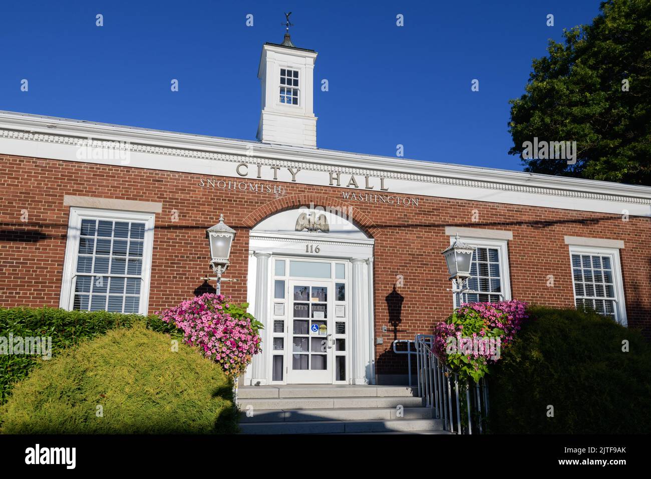 Snohomish, WA, USA - 29 agosto 2022; ingresso del municipio di Snohomish Washington con cielo blu Foto Stock