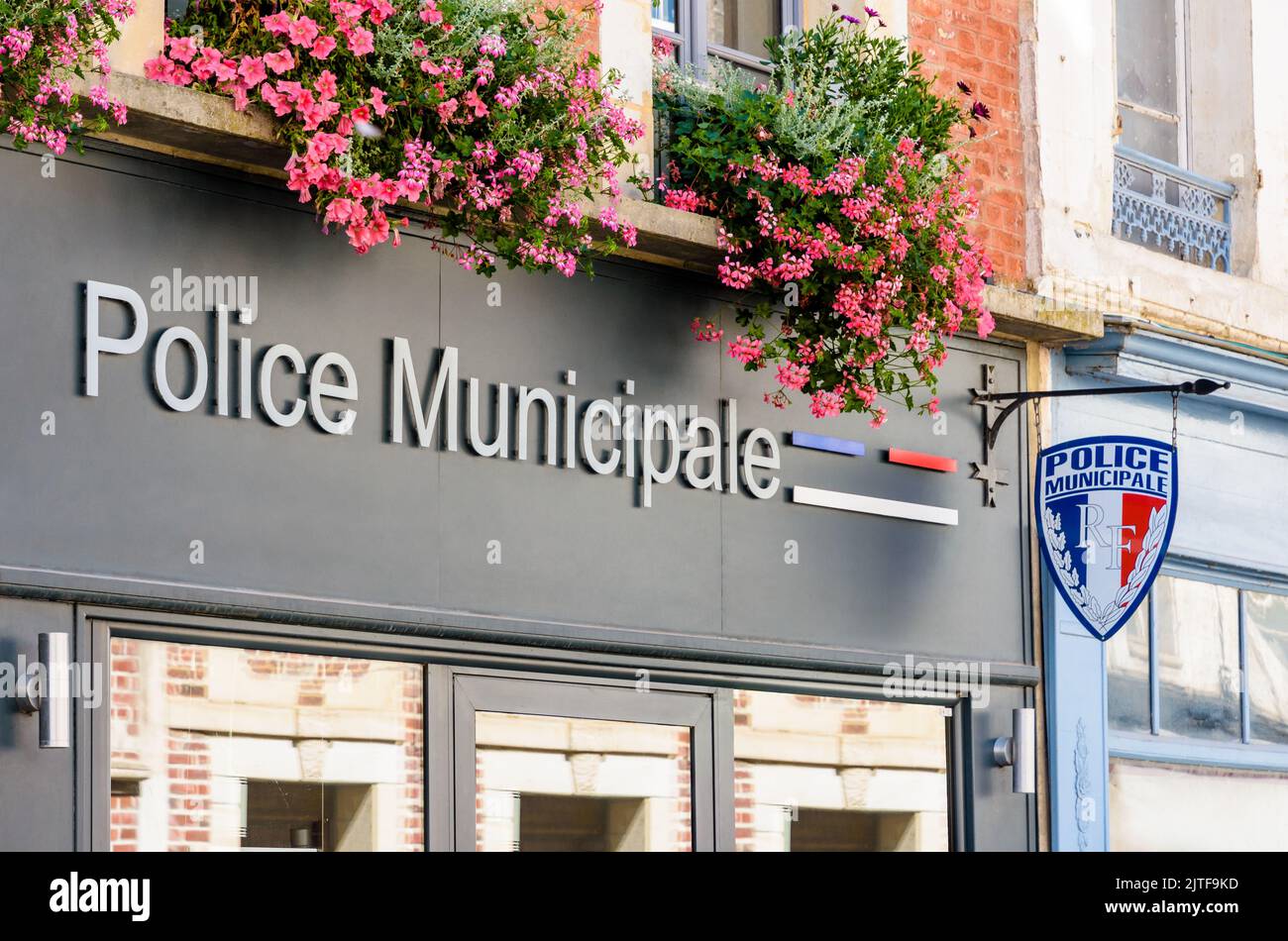 Firma e logo su una stazione di polizia municipale francese. Foto Stock