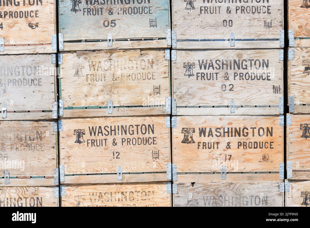 Zillah, WA, USA - 24 agosto 2022; scatole di mele di legno impilate con testo Washington frutta e prodotti Foto Stock