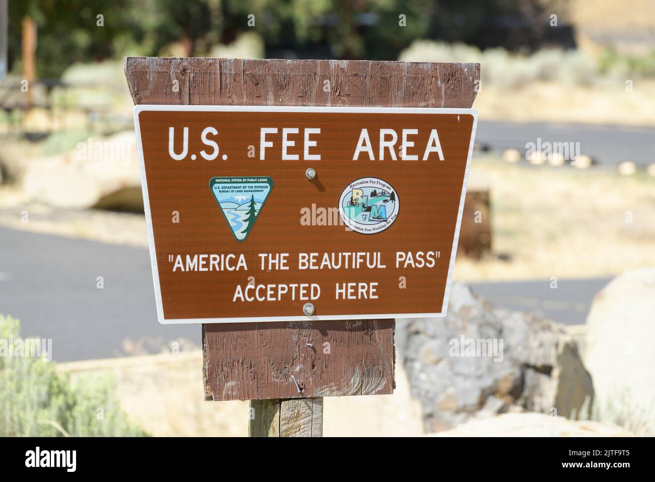 Yakima Canyon, WA, USA - 24 agosto 2022; Signpost per US Fee Area con America The Beautiful Pass accettato qui e marchi di agenzia Foto Stock