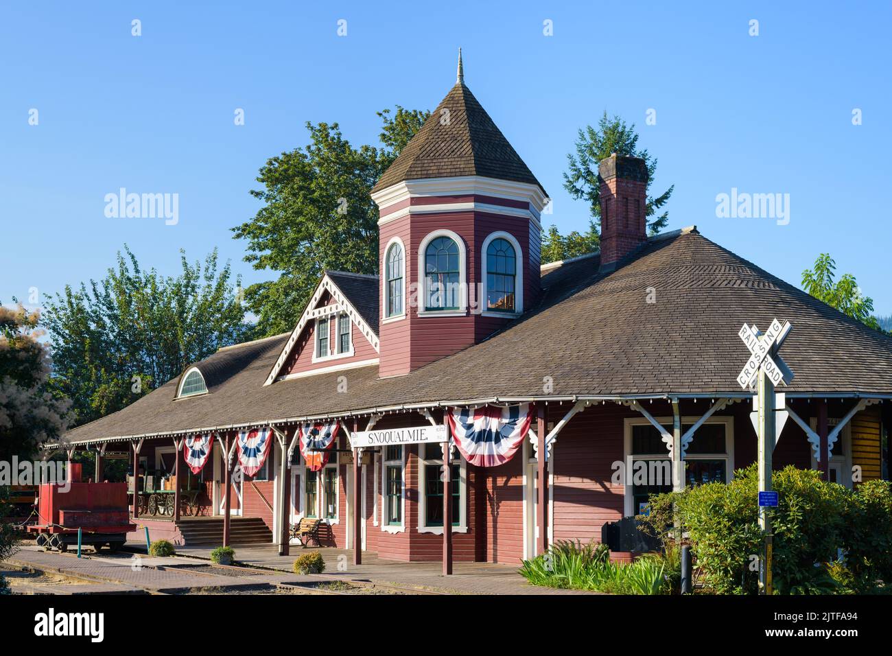Snoqualmie, WA, USA - 24 agosto 2022; deposito ferroviario storico di Snoqualmie con segno e cielo blu in estate Foto Stock