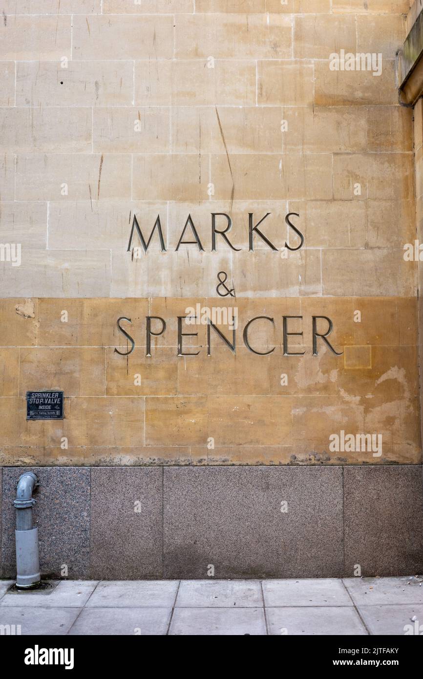Segno del negozio Marks and Spencer intagliato in pietra, Bath, UK (Aug22) Foto Stock