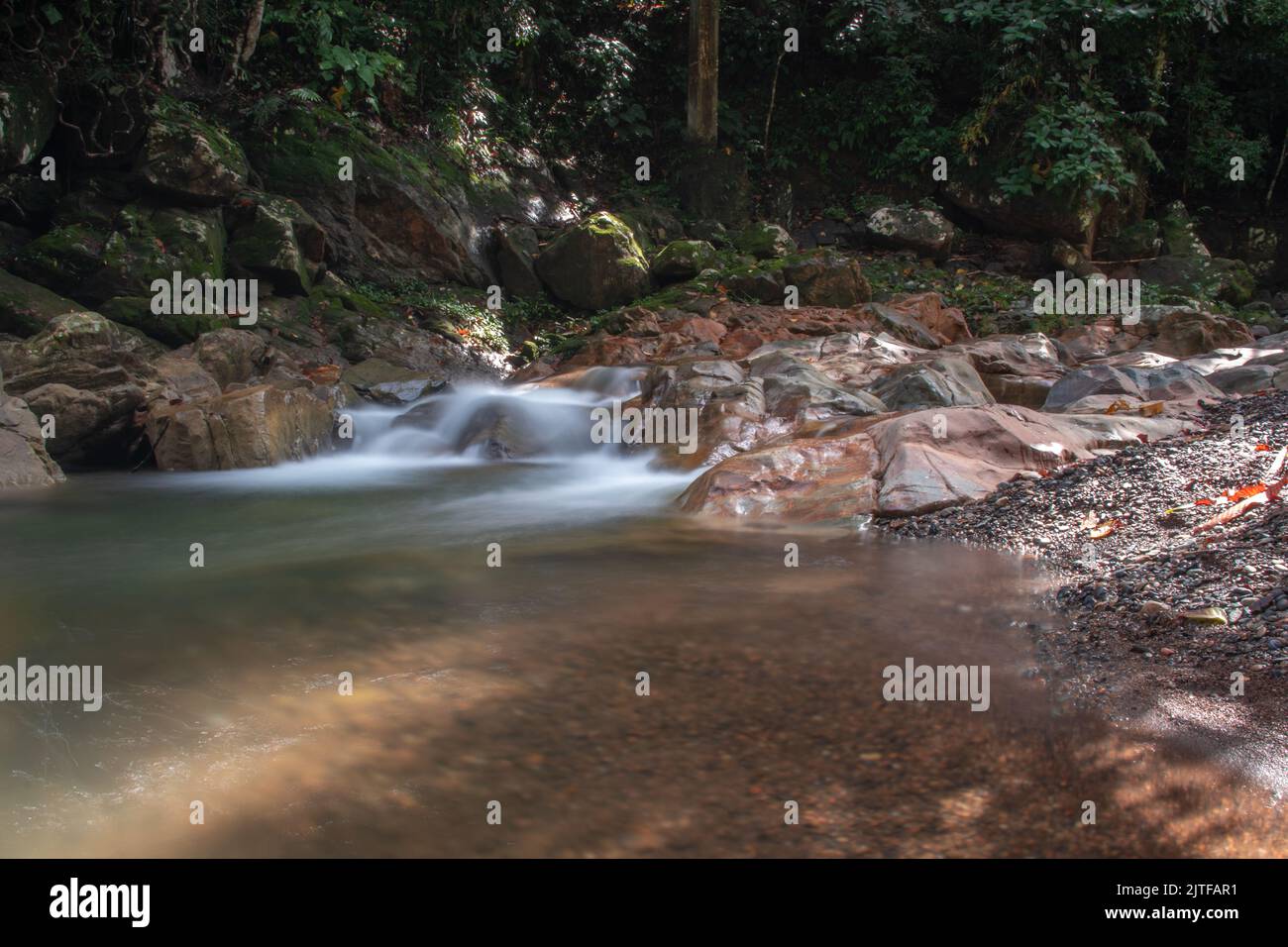 L'acqua scorre in un fiume di montagna Foto Stock