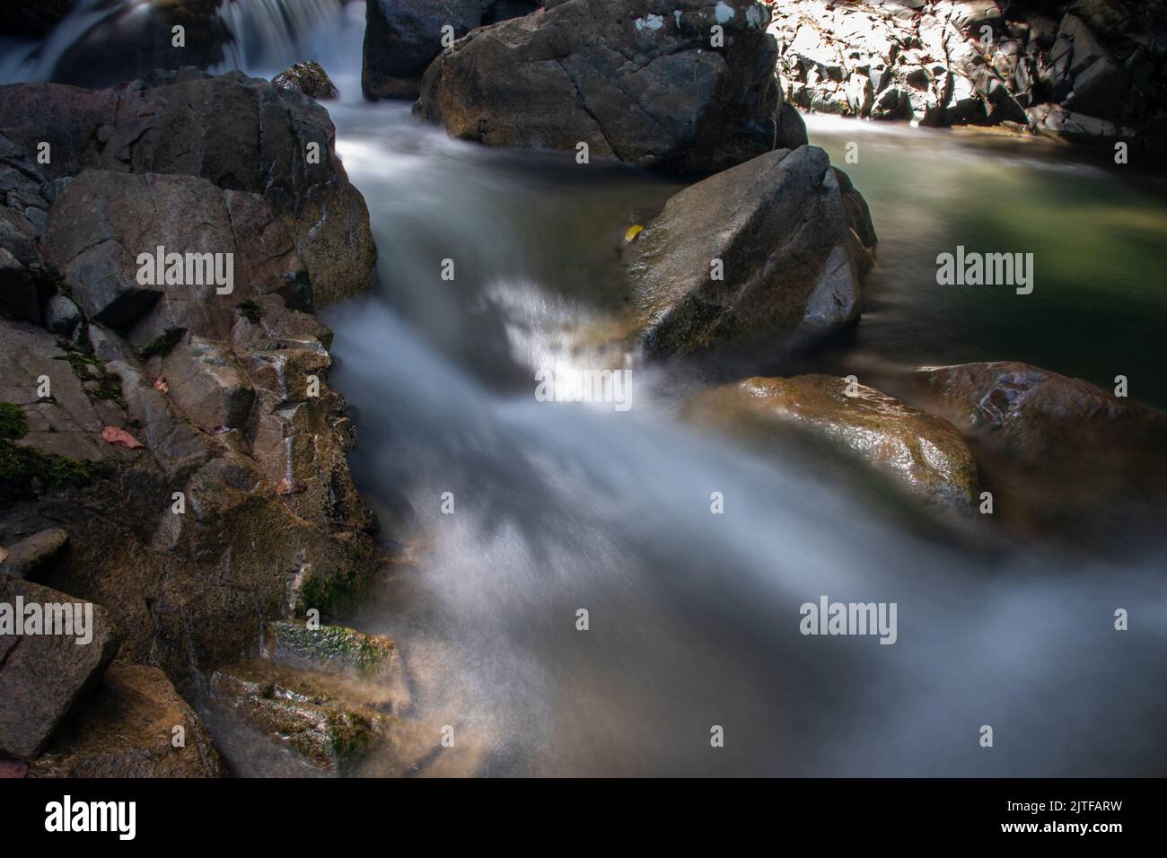 L'acqua scorre in un fiume di montagna Foto Stock