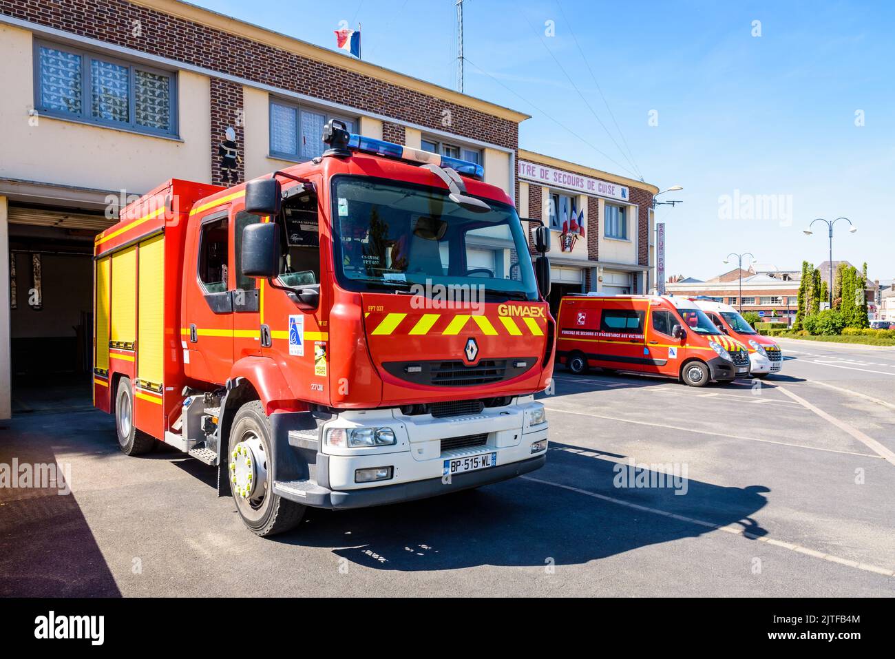 Camion dei pompieri e veicoli di soccorso pronti ad andare di fronte ad una stazione dei vigili del fuoco in Francia. Foto Stock