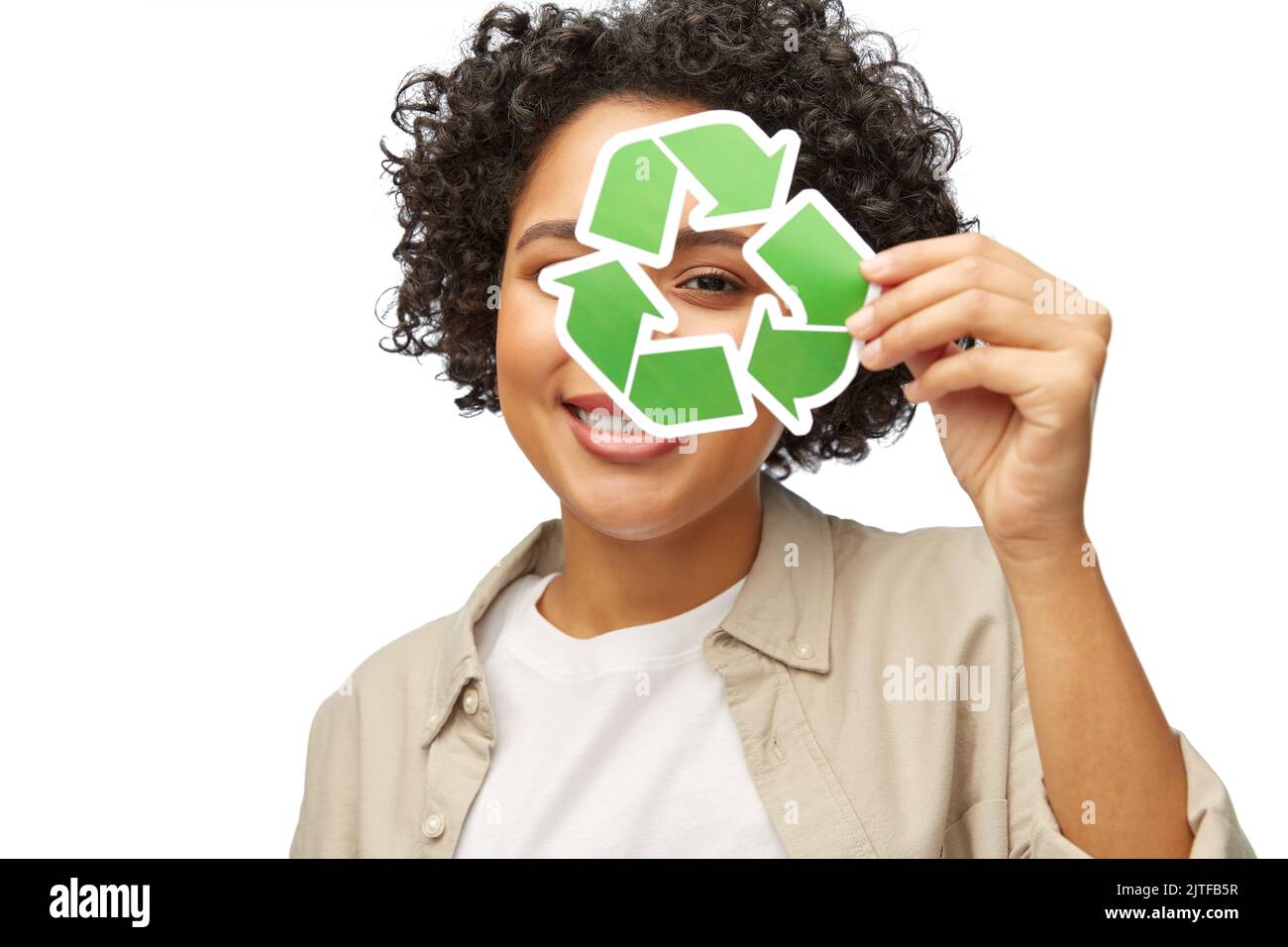 donna felice guardando attraverso il segno verde di riciclaggio Foto Stock