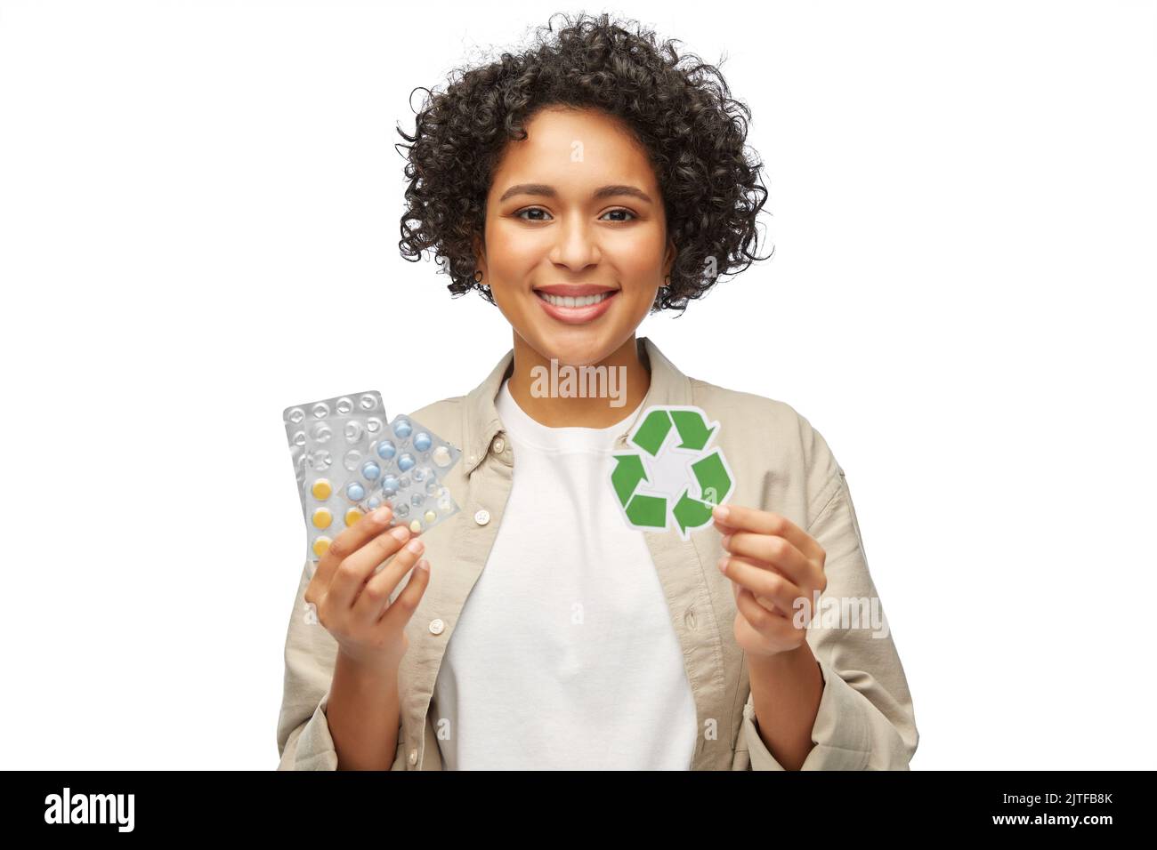 donna felice che tiene il segno verde di riciclaggio Foto Stock