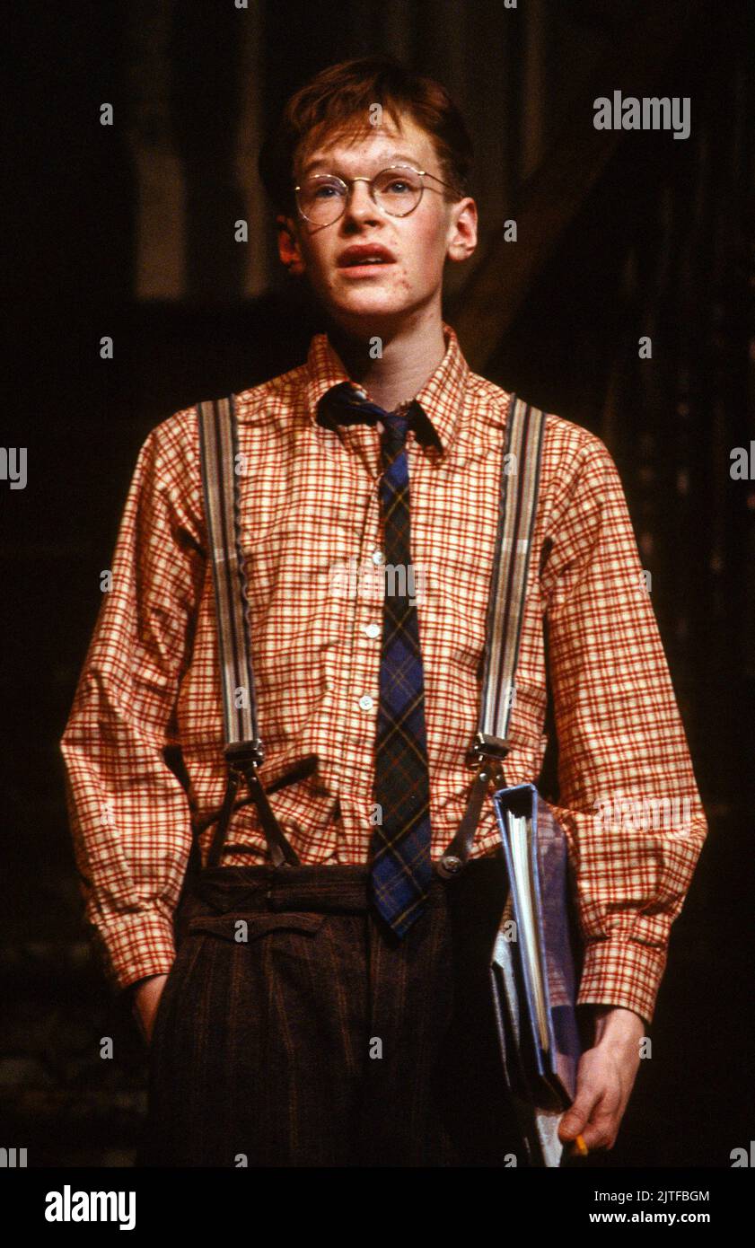 Steven Mackintosh (Eugene Jerome) in BRIGHTON BEACH MEMOIRS di Neil Simon al Lyttelton Theatre, National Theatre (NT), Londra SE1 02/1986 scenografia: Carl Toms Costumi: Lindy Hemming illuminazione: Leonard Tucker regista: Michael Rudman Foto Stock