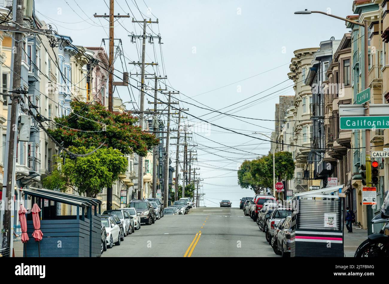 Una vista su Larkin Street a San Francisco, California, con cavi di alimentazione elettrica sopra. Foto Stock