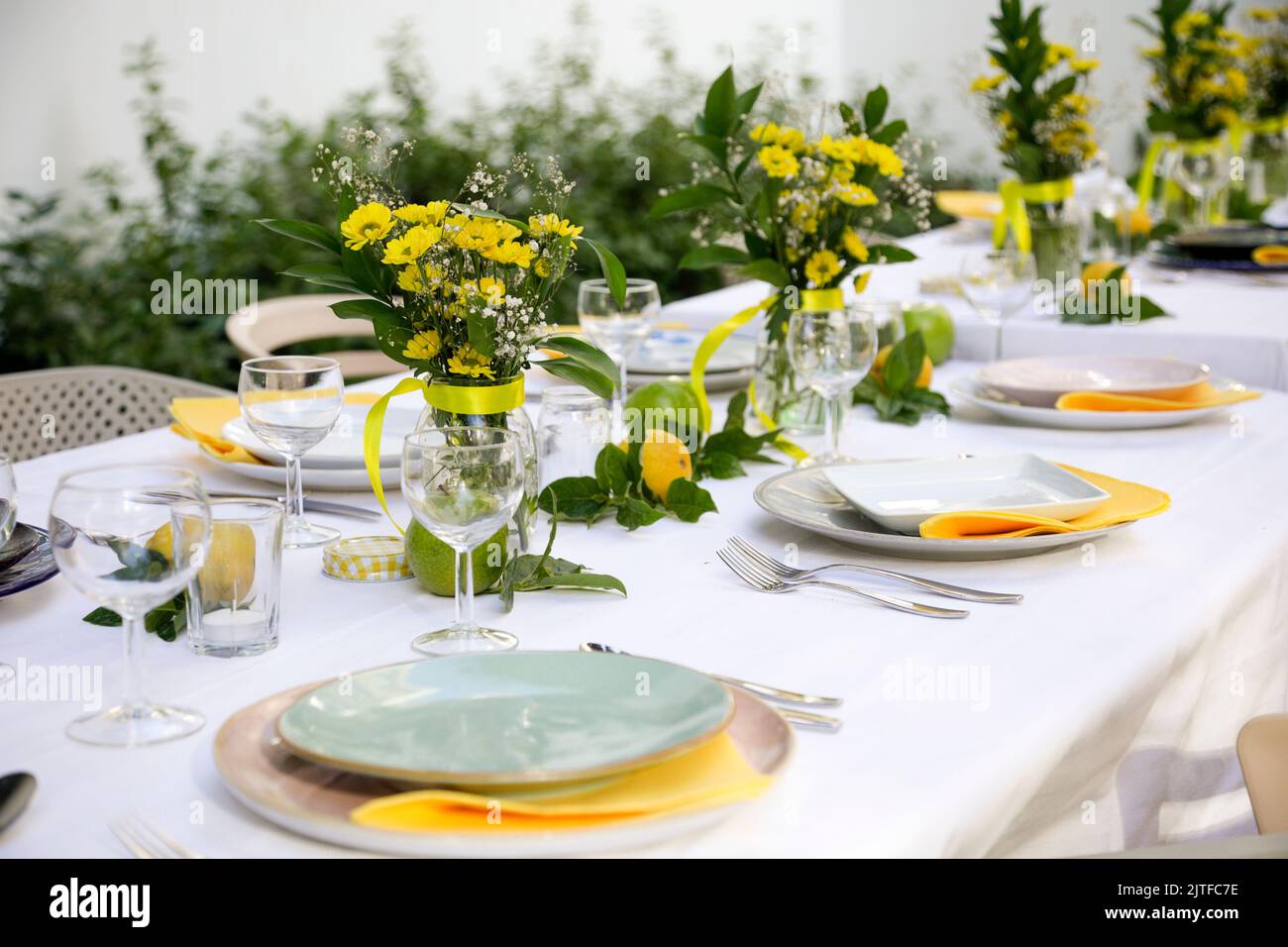 Tavolo preparato per party in giardino Foto Stock