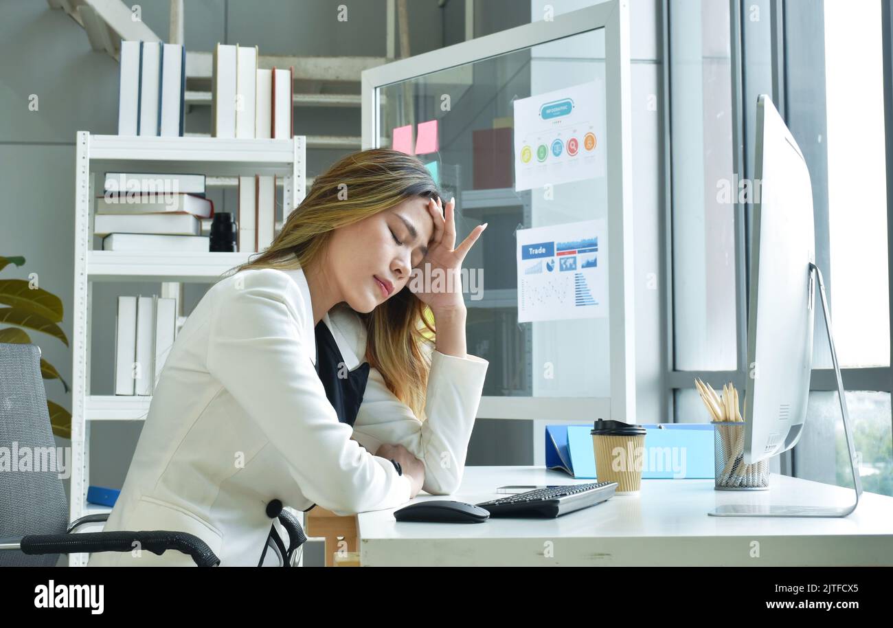 Donna asiatica busimess seria e preoccupazione nel lavoro in ufficio Foto Stock
