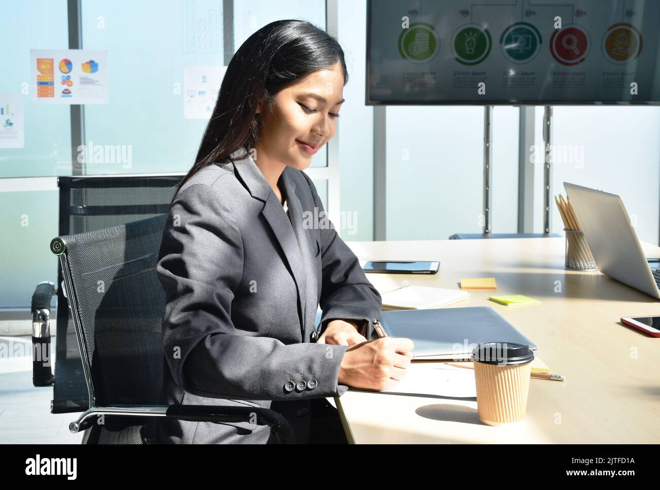 Uomo e donna asiatica d'affari che guarda lo schermo del computer portatile per discutere e lavorare in ufficio Foto Stock