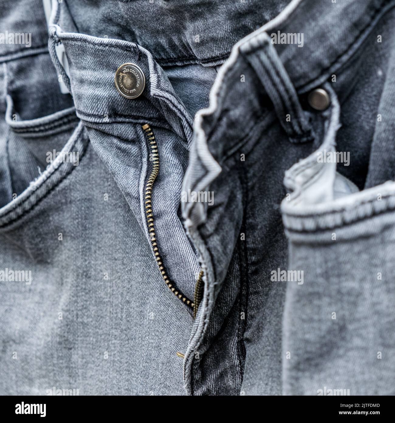 Dorking Surrey Hills, Londra, Regno Unito, agosto 20 2022, coppia di jeans denim grigi lavati Foto Stock