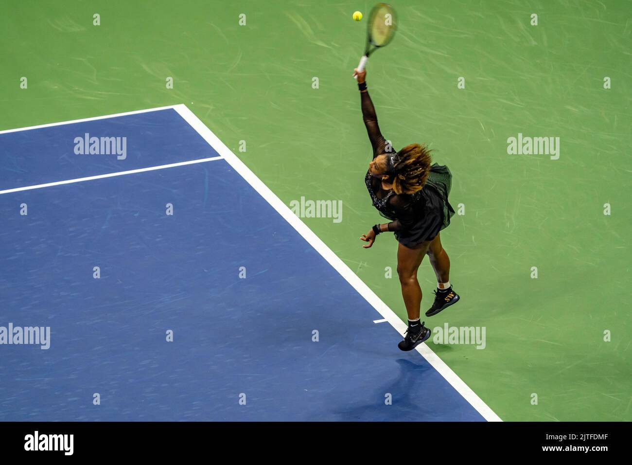 Serena Willaims gareggia nel primo round della sua finale di Grand Slam Tennis al 2022 US Open. Foto Stock