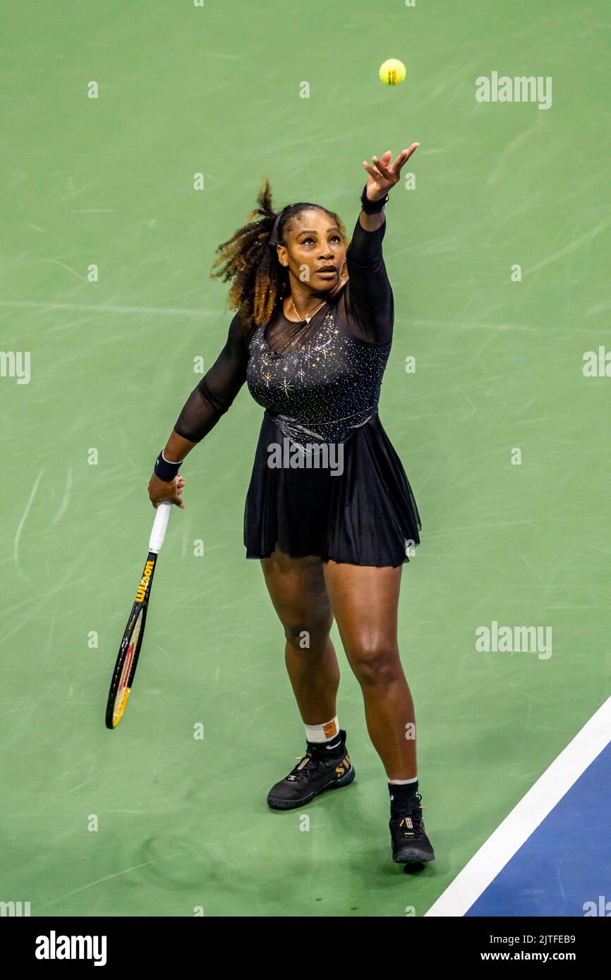 Serena Willaims gareggia nel primo round della sua finale di Grand Slam Tennis al 2022 US Open. Foto Stock