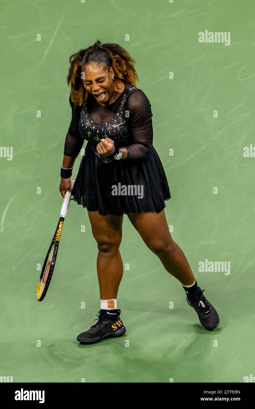 Serena Willaims gareggia nel primo round della sua finale di Grand Slam Tennis al 2022 US Open. Foto Stock