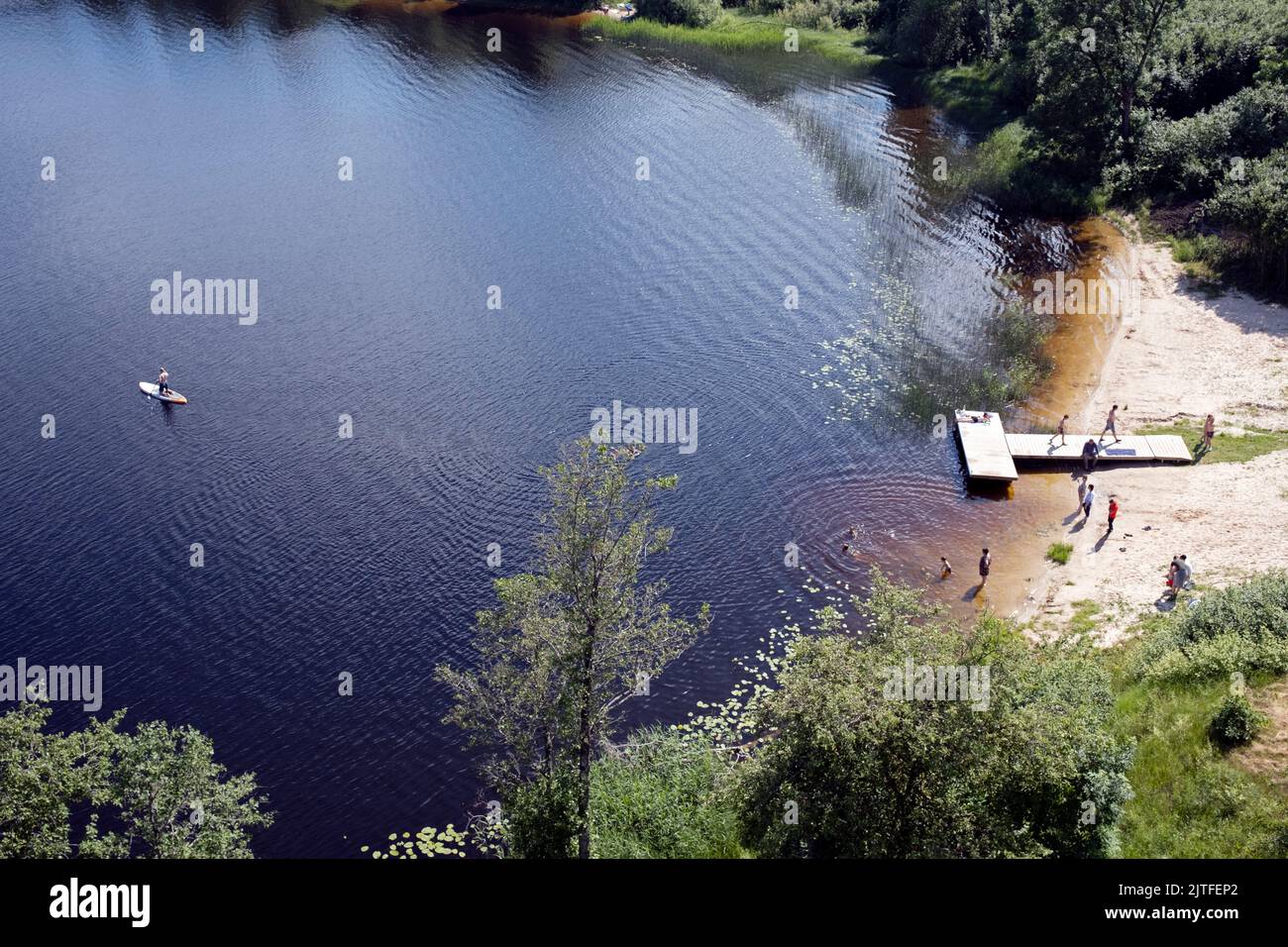 Popolare luogo di nuoto, lago di Cieceres, Broceni, Lettonia Foto Stock