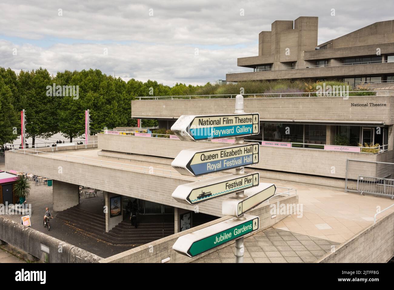 Colorato cartello direzionale retrò accanto al National Theatre sulla South Bank di Londra, Belvedere Road, Londra, SE1, Inghilterra, REGNO UNITO Foto Stock