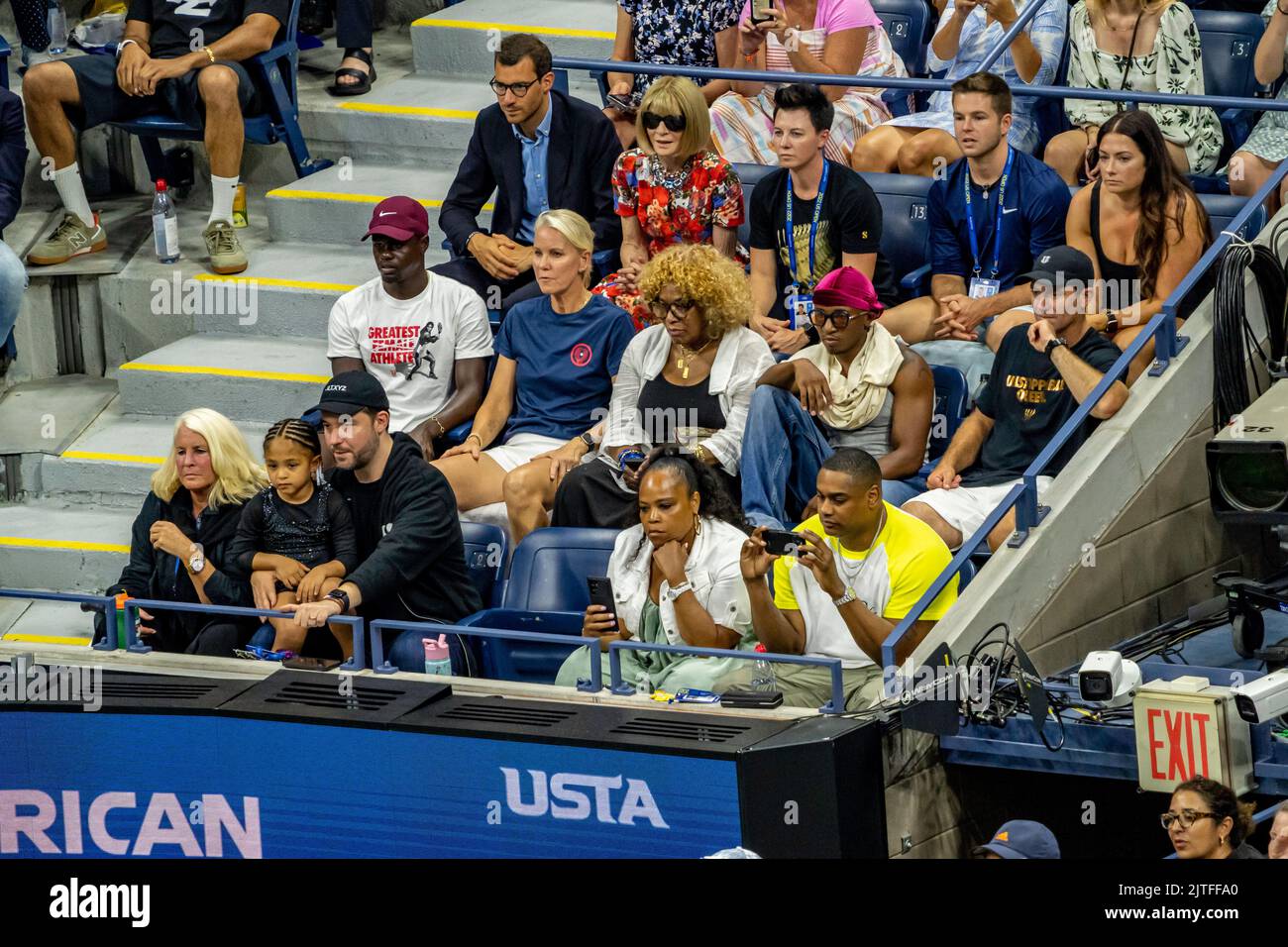 La famiglia e gli amici di Serena Willaims mentre gareggiava nel primo round della sua finale Grand Slam Tennis al 2022 US Open. Foto Stock