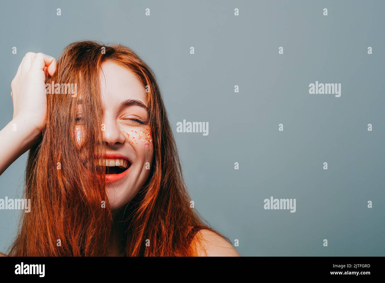 felice giovane donna divertimento libertà scintilla sorriso Foto Stock
