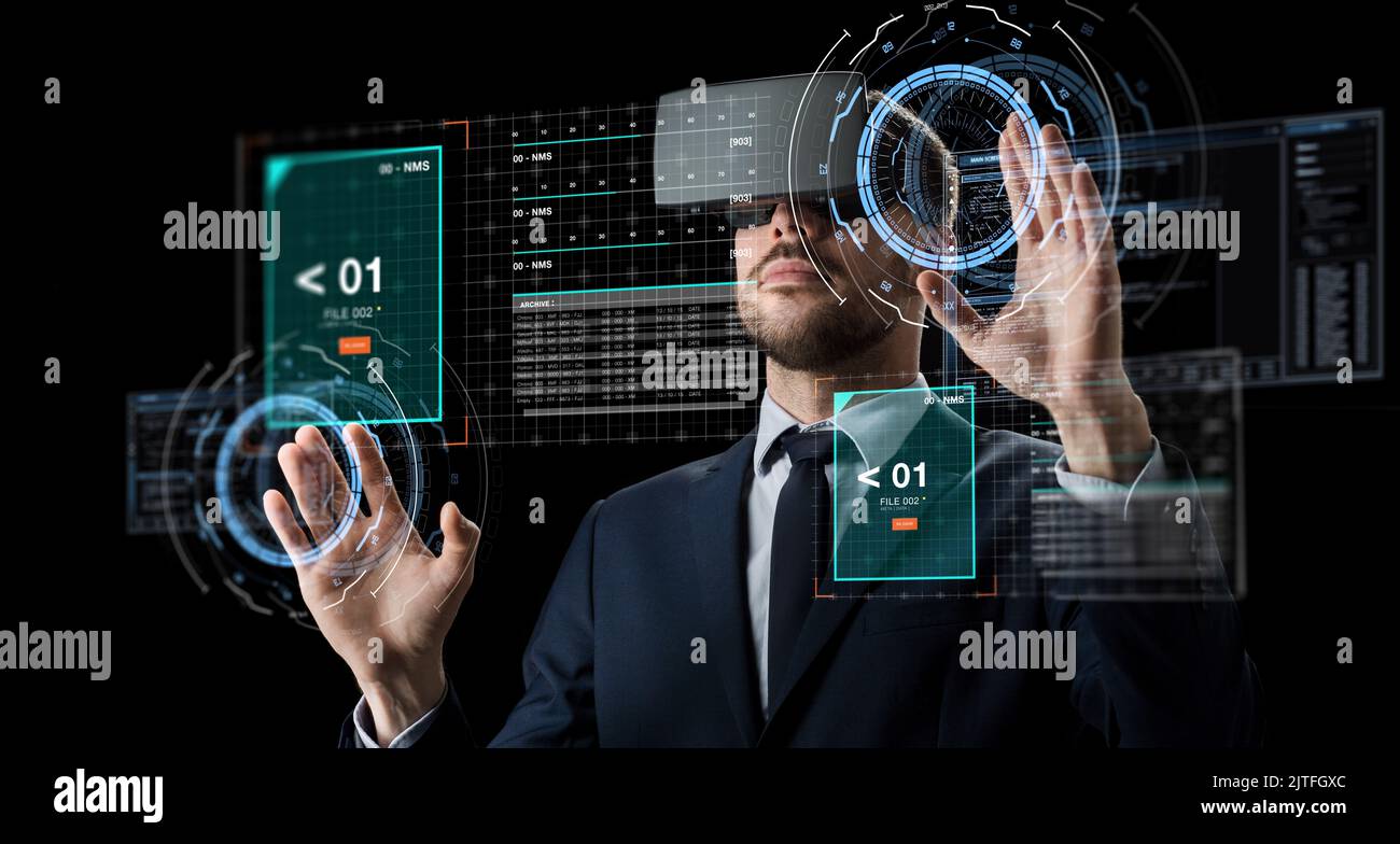 uomo d'affari in occhiali vr utilizzando lo schermo virtuale Foto Stock