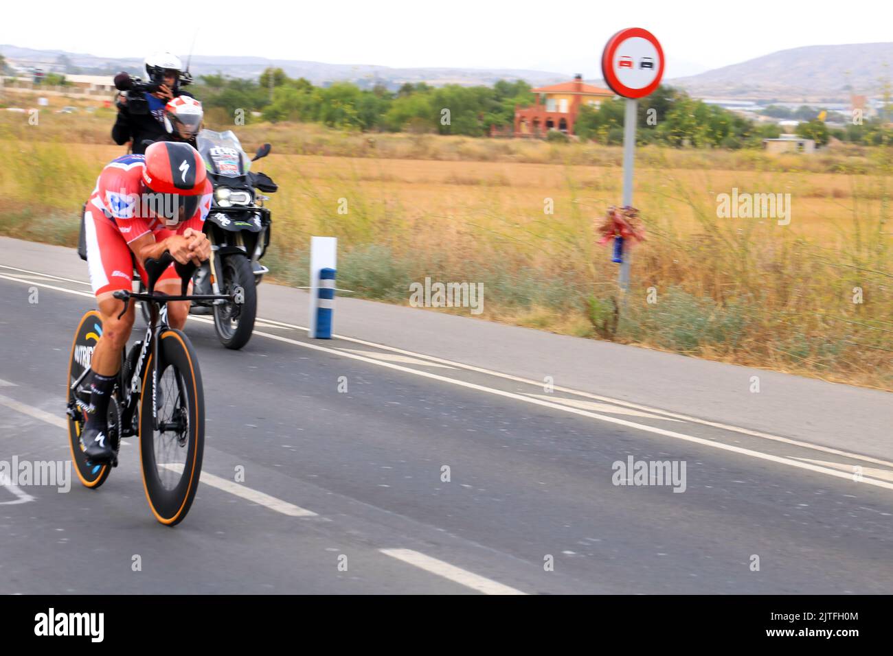 Alicante, Spagna - 30 agosto 2022: Ciclista di Evenepoel che partecipa alla prova ciclistica di la Vuelta tra Elche e Alicante, Spagna Foto Stock