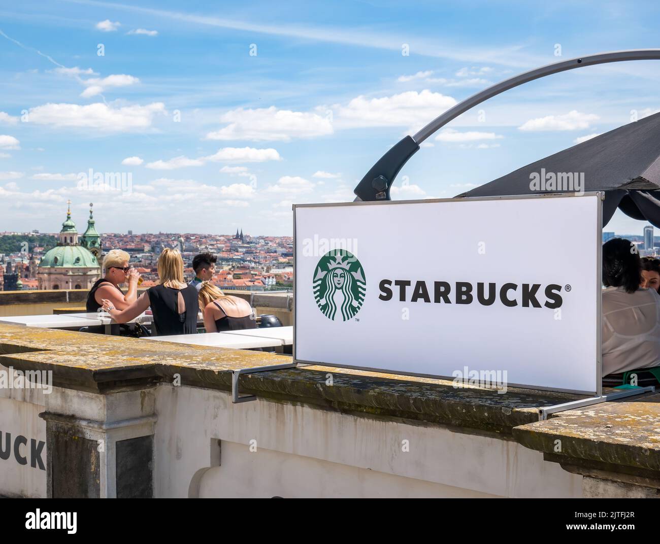 Praga, Repubblica Ceca - Giugno 2022: Catena di caffetterie Starbucks a Praga Foto Stock