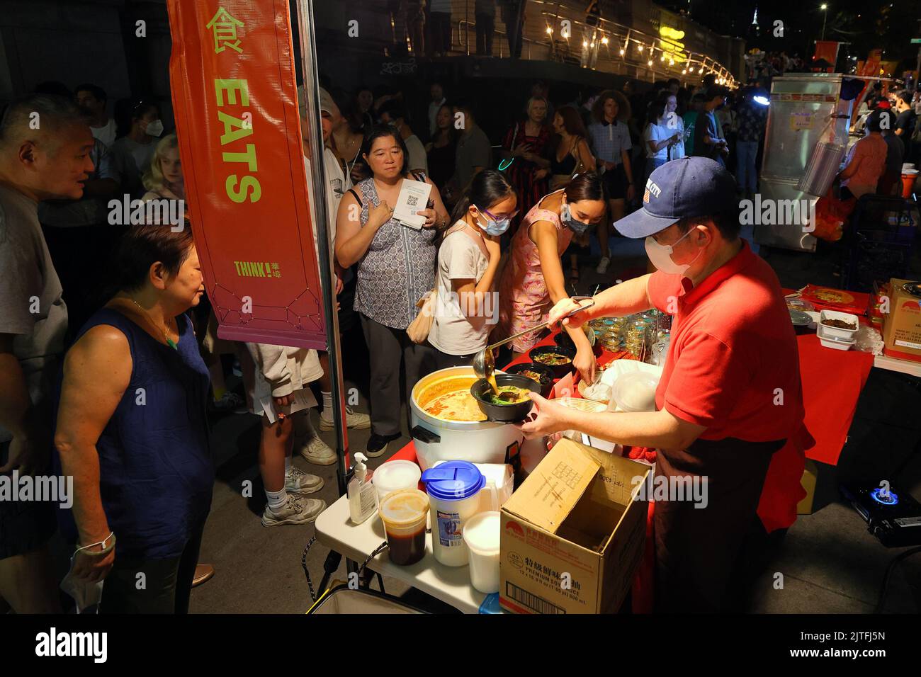 Il fornitore di cibo Kopitiam serve curry malesi al Manhattan Chinatown Night Market, Forsyth Plaza, New York, 12 agosto 2022. Foto Stock