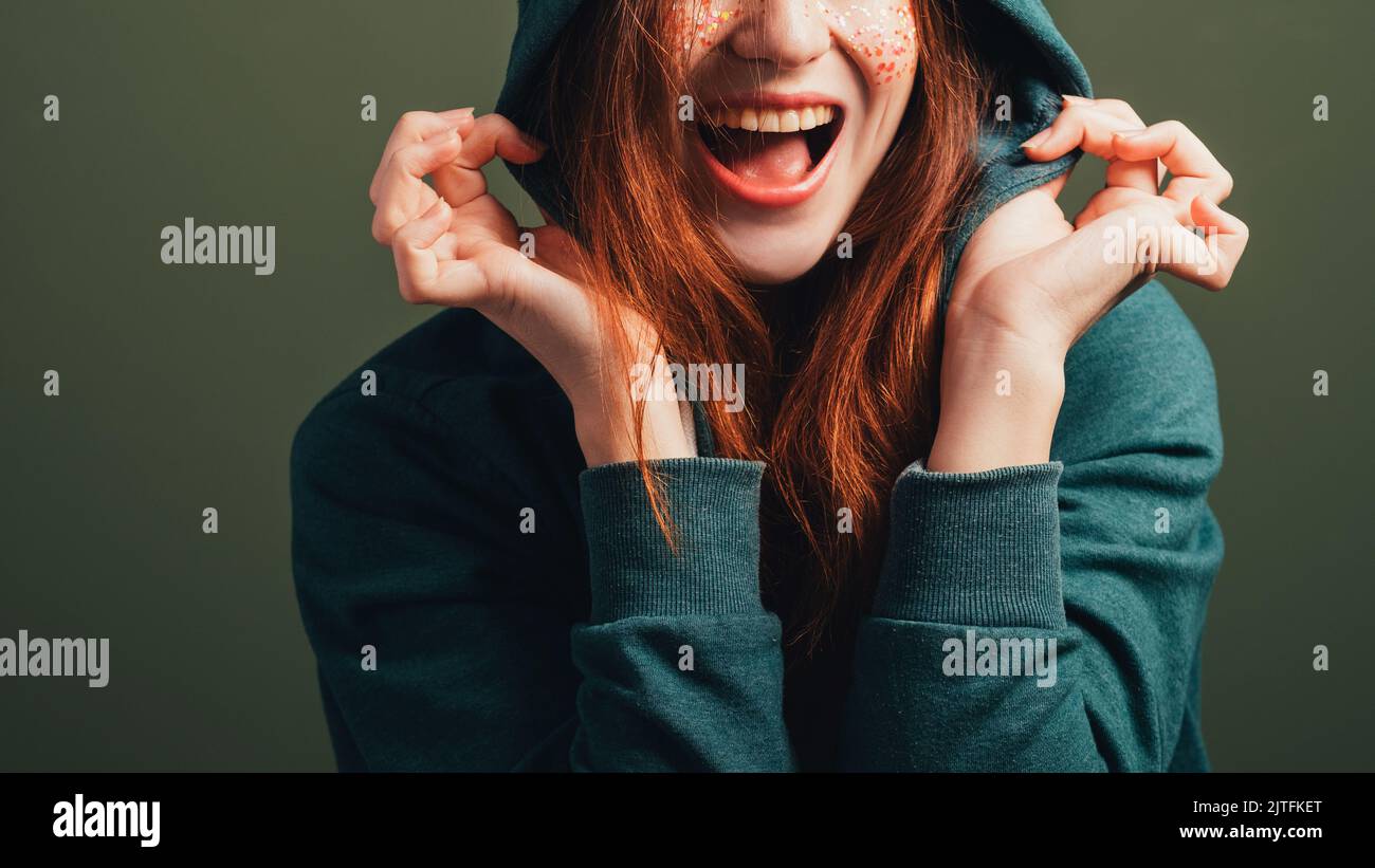 felice giovane donna divertimento apocalisse sorriso toothy Foto Stock