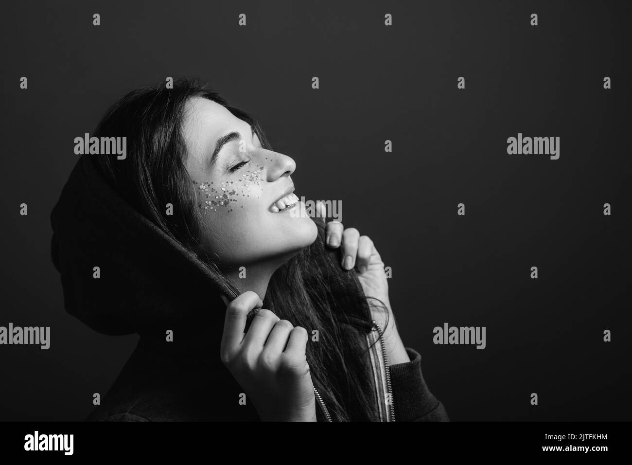 giovane donna sorridente godendo la libertà gli occhi chiusi Foto Stock