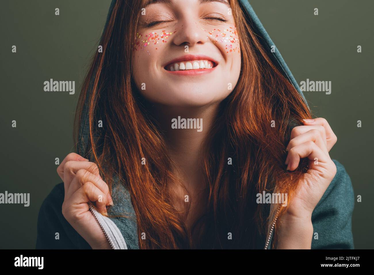 giovane donna bellezza occhi chiusi sorriso toothy Foto Stock