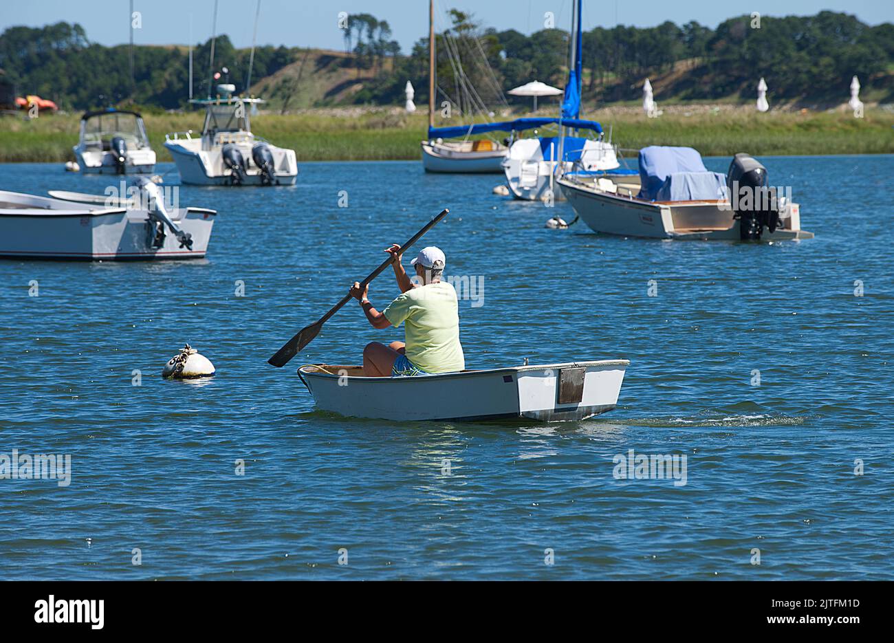 Un boater fa la sua uscita ad un ormeggio a Round Cove, Harwich, Massachusetts, a Cape Cod, USA Foto Stock